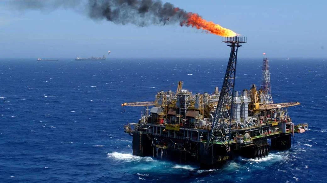 Petrobras bate recorde, e constrói poço offshore de águas profundas na Bacia de Campos