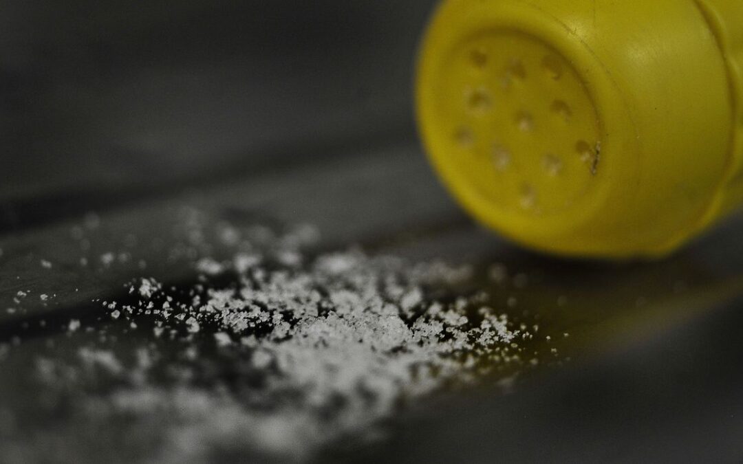Redução de sódio nos alimentos pode prevenir 2,6 mil mortes em 20 anos