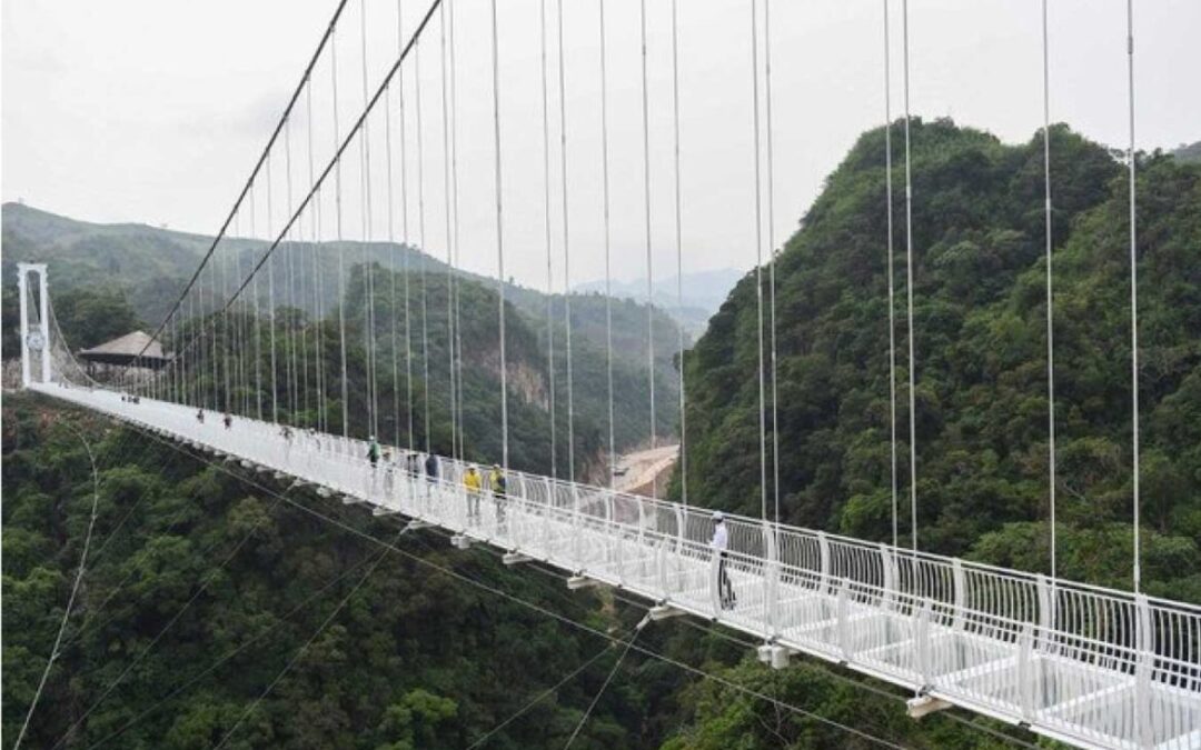 A maior ponte de vidro do mundo é inaugurada no Vietnã