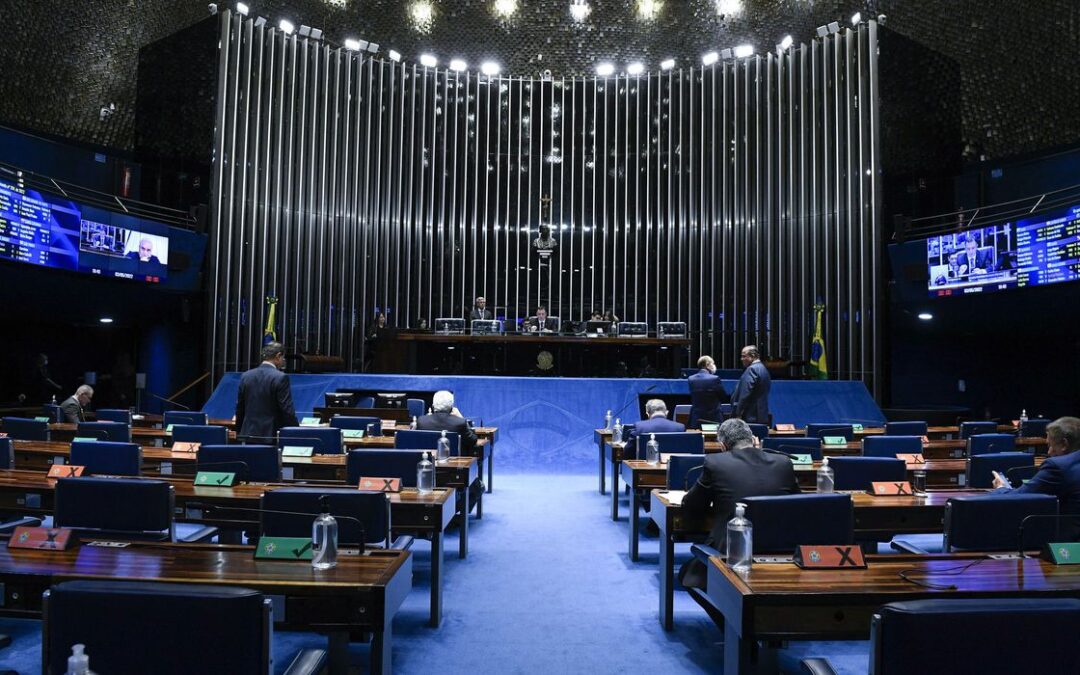 Senado aprova projeto que limita ICMS sobre combustíveis, gás natural, energia elétrica, comunicações e transporte coletivo