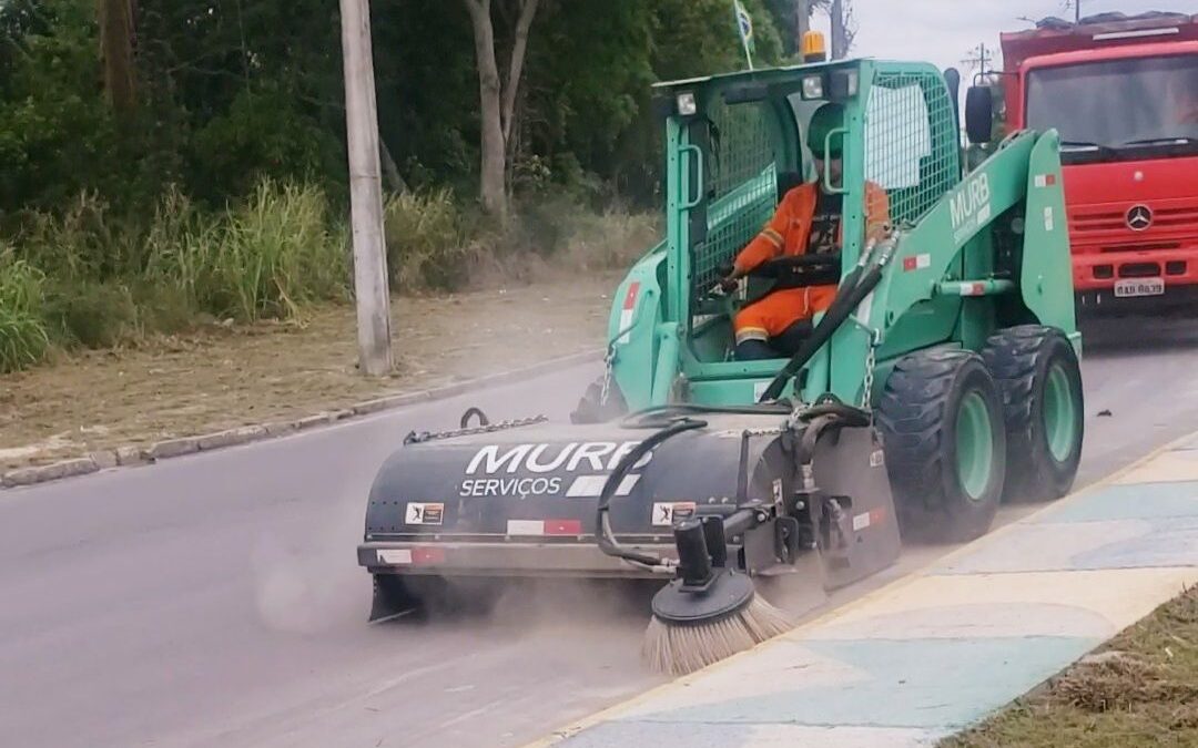 Máquinas de varrição estão sendo utilizadas para a limpeza das ruas de Manaus