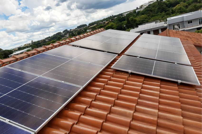 Internet 5G, veículos elétricos e baterias dobrarão volume de sistemas fotovoltaicos
