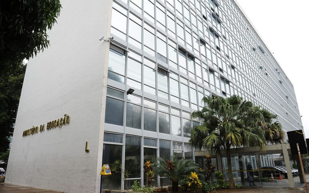 Universidades federais têm até dezembro para adotar diploma digital