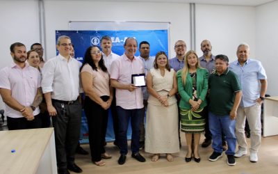 Crea Amazonas recebe senador Omar Aziz para entrega de carteira profissional e diálogo com entidades de classe