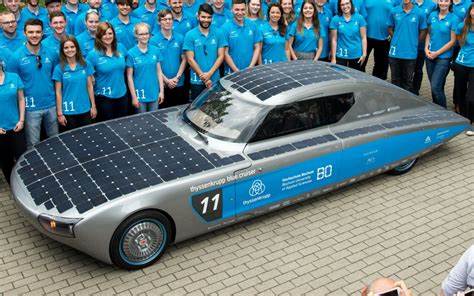 Carro movido a energia solar atinge 120km/h com custo zero