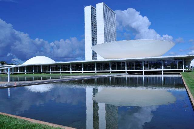 Consulta pública sobre piso salarial da Engenharia está aberta no Senado; veja como votar