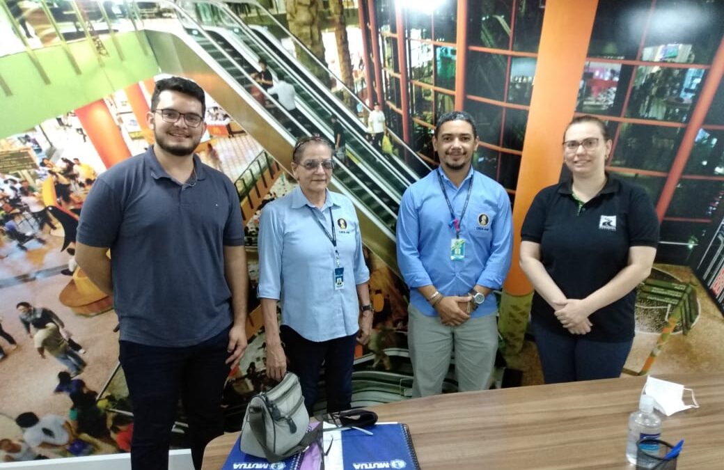 Equipes de fiscais do Crea-AM seguem rota em shoppings de Manaus e atendem denúncias