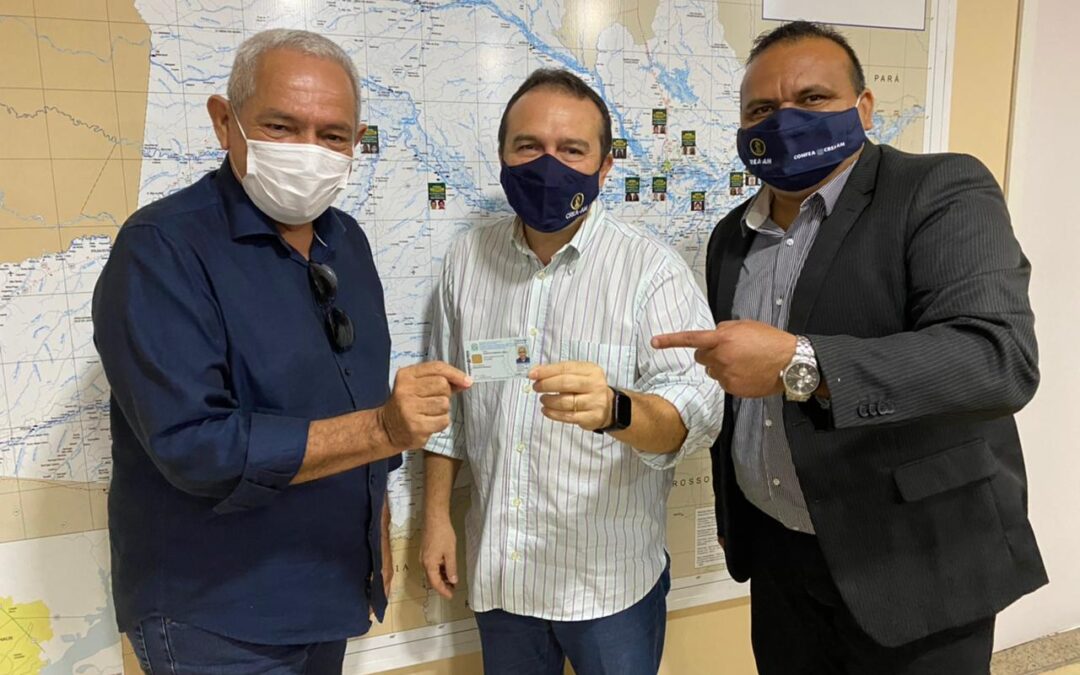 Prefeito de Fonte Boa, no interior do Amazonas, recebe carteira de engenheiro agrônomo