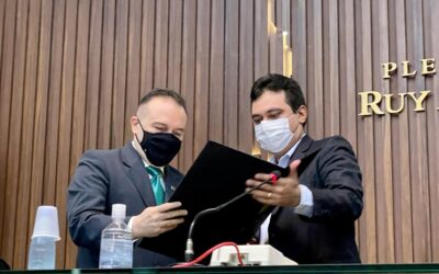 Afonso Lins, presidente do Crea-AM, recebe a mais alta comenda da Assembleia Legislativa