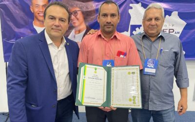 Profissional recebe medalha de honra por serviços prestados durante a pandemia