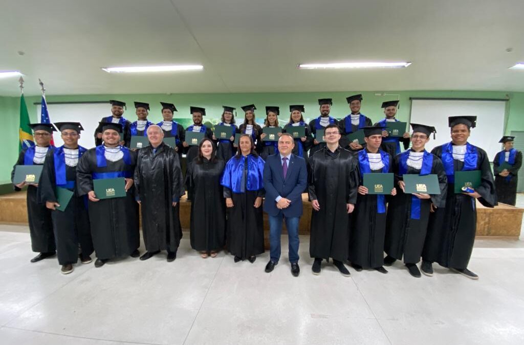 Presidente Afonso Lins participa de Colação de grau na UEA/EST