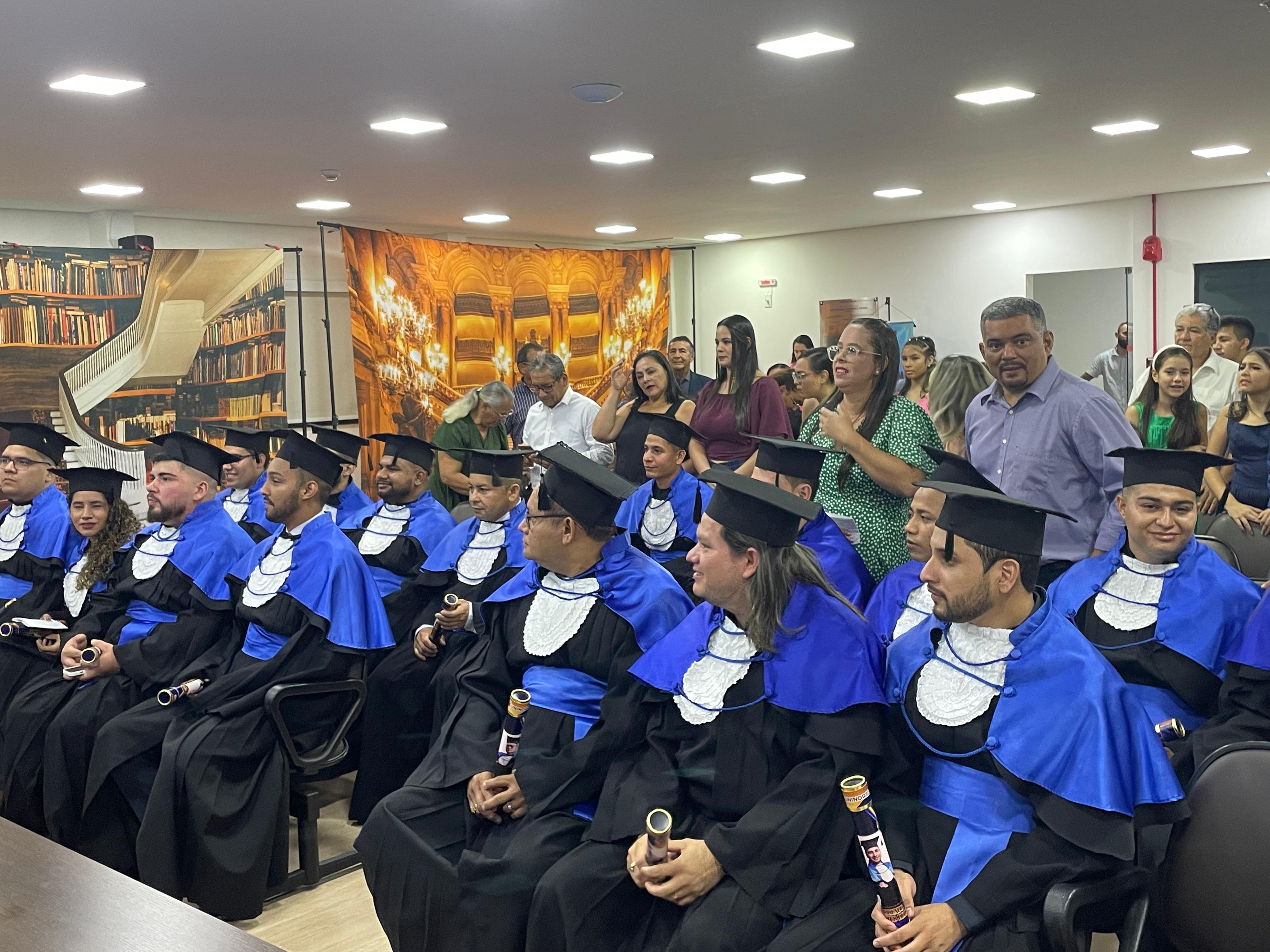 Alunos de engenharia da Uninorte celebram colação de grau no auditórioa do Crea-AM