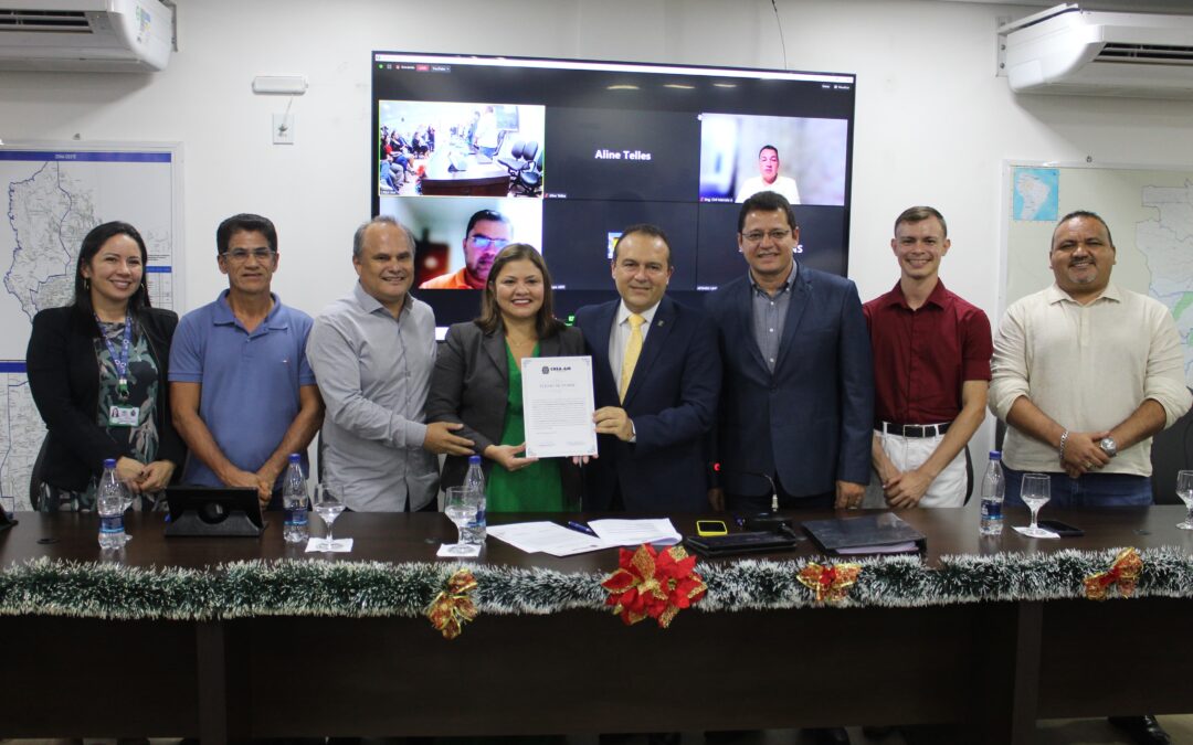 Alzira Miranda assina termo de posse durante 573ª Sessão Ordinária de Plenária