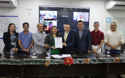 Alzira Miranda assina termo de posse durante 573ª Sessão Ordinária de Plenária