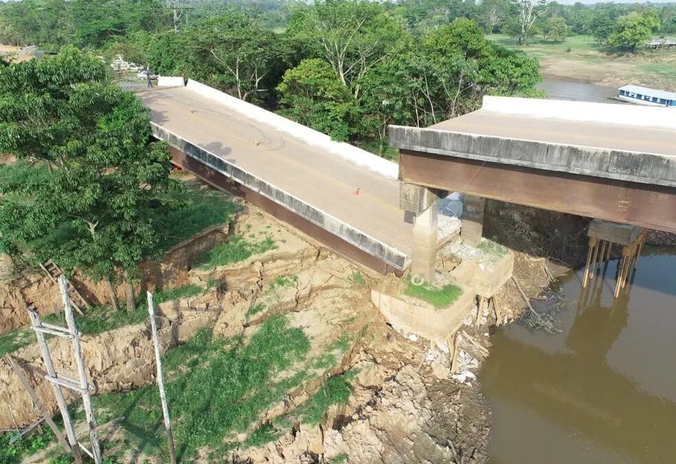 Com subida do rio Autaz Mirim, balsa substituirá aterro construído após queda de ponte na BR-319
