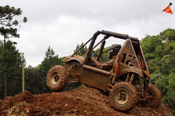 Estudantes da UFRGS constroem veículo off-road e disputam competição nacional em São Paulo