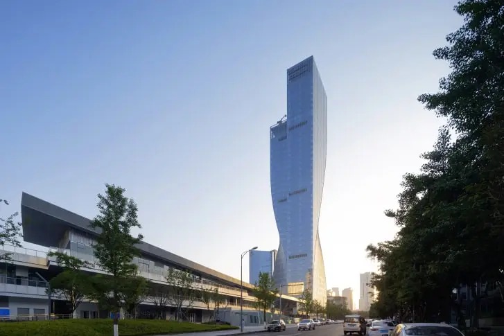Um dos edifícios mais retorcidos do mundo é inaugurado na China