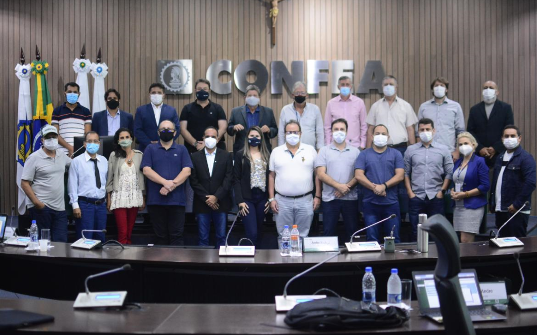 Manejo florestal, fiscalização e carreira federal pautam debate da CCEEF