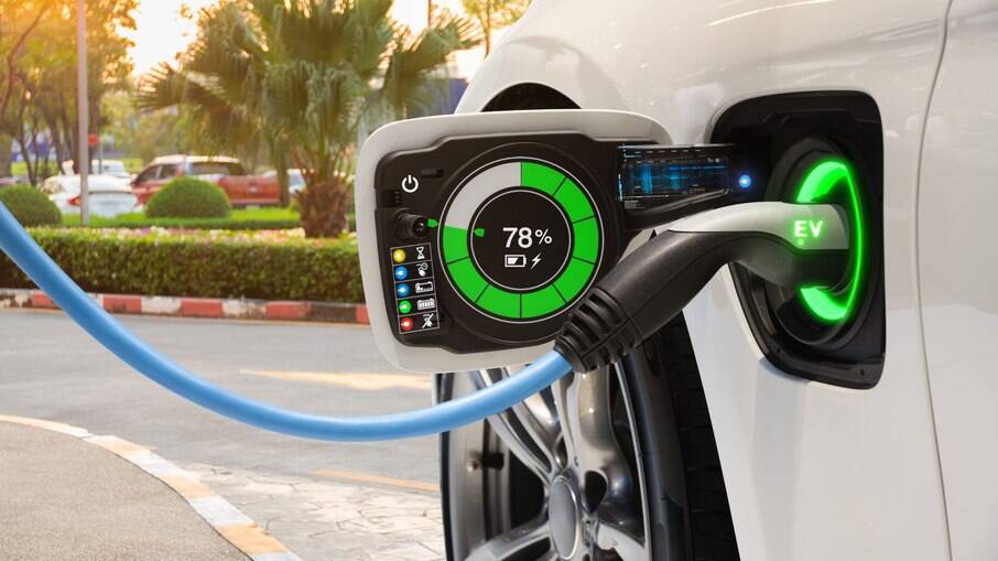 Como a atual onda de calor afeta os veículos elétricos?