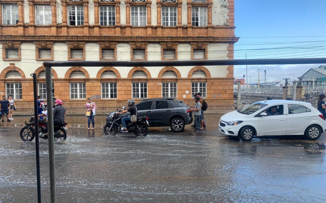 Rio Negro invade rua na frente da Alfândega, no Centro de Manaus