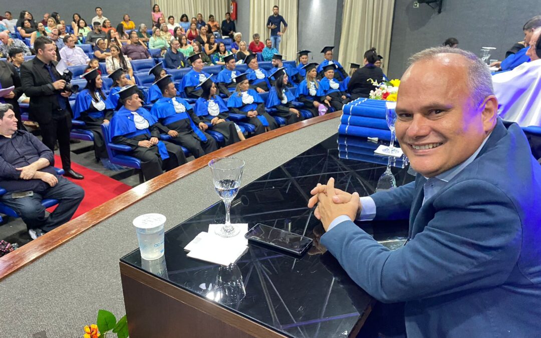 Vice-presidente do Crea-AM participa de outorga de grau na Faculdade Fucapi