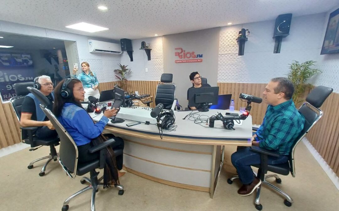 Presidente Afonso Lins participa de entrevista na Rádio Rios FM