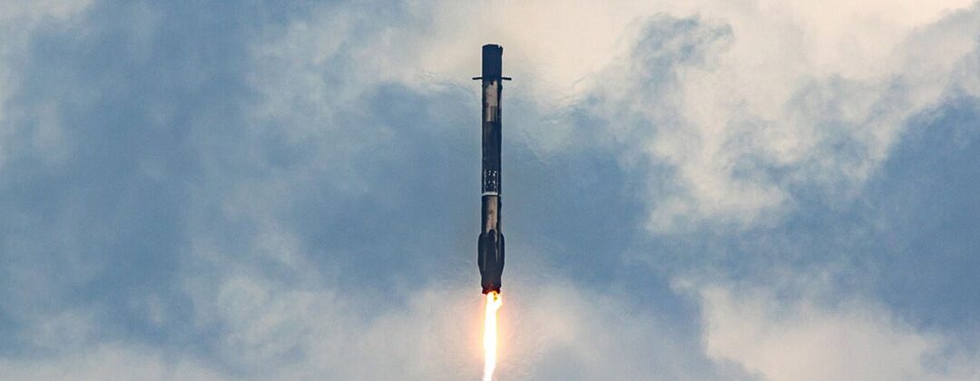 Foguete Falcon 9 entrega satélite brasileiro ao espaço em voo histórico