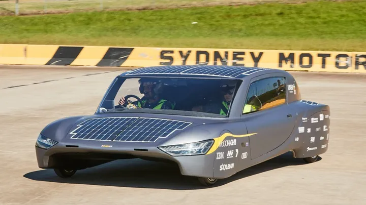 Carro movido a energia solar entra para o livro dos recordes