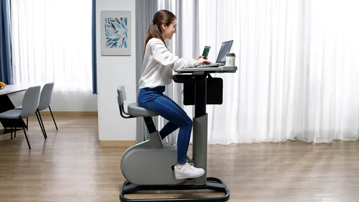 Bicicleta ergométrica que carrega celulares e notebooks