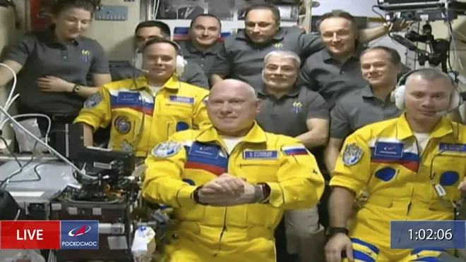 Novo trio de cosmonautas chega à Estação Espacial Internacional