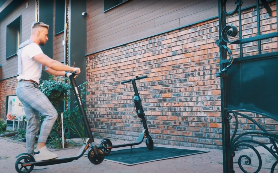 Empresa na Europa desenvolve tapete que funciona como base para carregar scooters elétricas sem fios