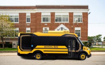 Novo ônibus elétrico da BYD chega ao mercado equipado com tecnologia que permite devolver energia à rede elétrica