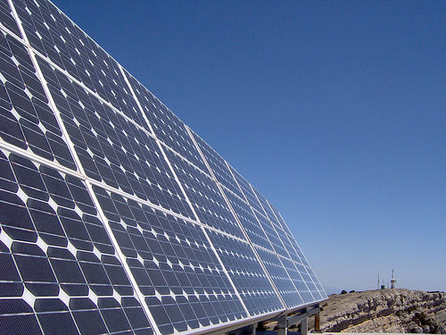 Inteligência artificial ajuda a mapear todas as usinas solares da Terra