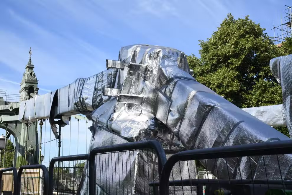 Ponte vitoriana de Londres é embrulhada em papel alumínio para impedir rachaduras no calor extremo