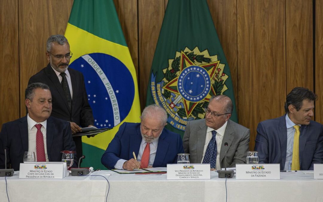 Lula assina decretos que alteram regras sobre saneamento