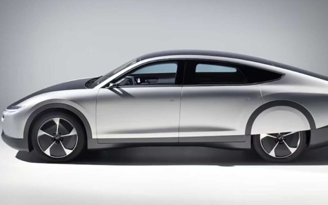 O primeiro carro elétrico movido a energia solar do mundo entra em produção