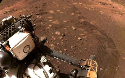 Rover caçador de rochas da Nasa revela geologia surpreendente de cratera em Marte
