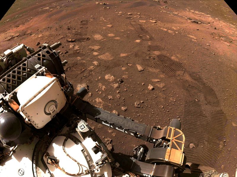 Rover caçador de rochas da Nasa revela geologia surpreendente de cratera em Marte