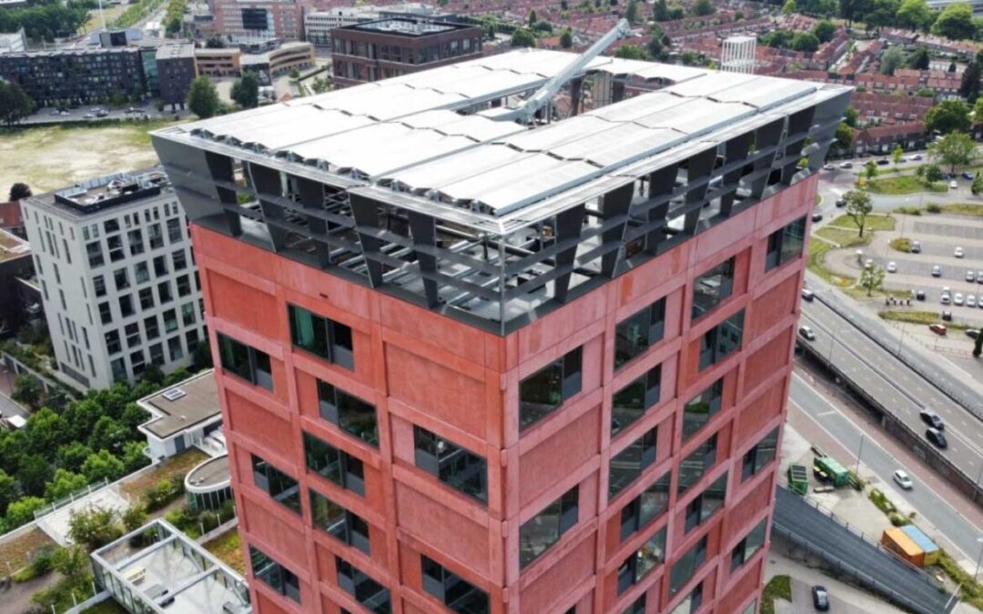 Empresa holandesa desenvolve painéis fotovoltaicos combinados com mini turbinas eólicas para edifícios