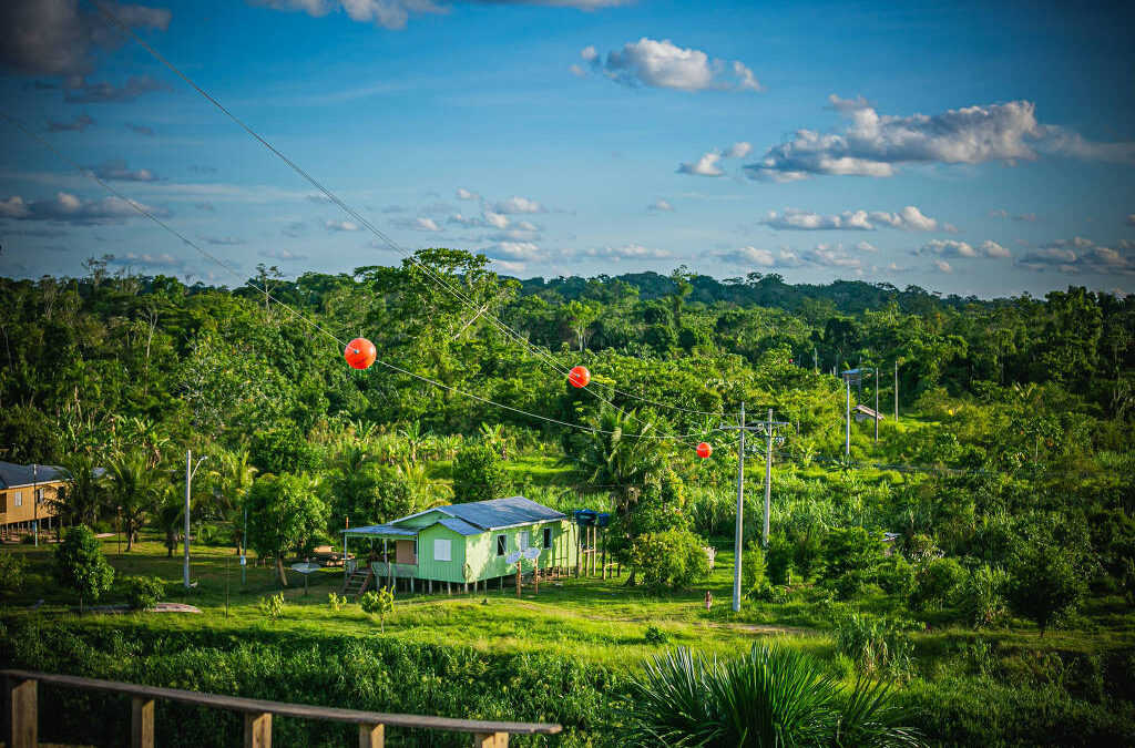 Usina solar leva energia limpa a comunidade isolada na Amazônia