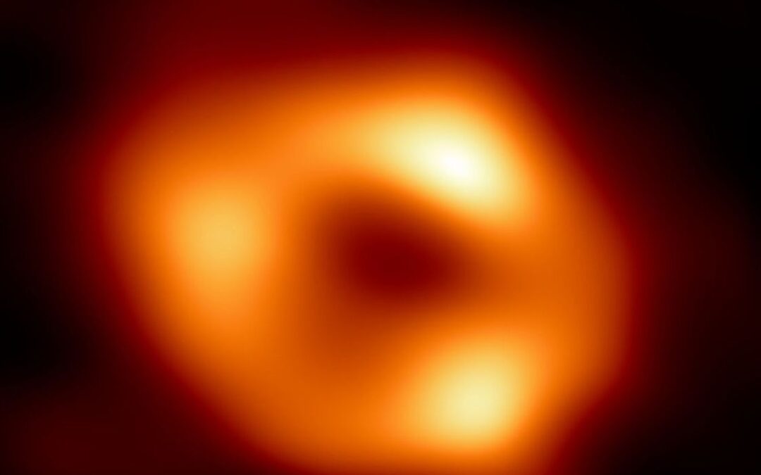 Astrônomos divulgam primeiras imagens de buraco negro da Via Láctea